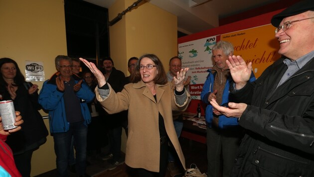Die Grazer Kommunistin Elke Kahr feiert - doch auch in anderen Gemeinden ist die KP stark. (Bild: Jürgen Radspieler)