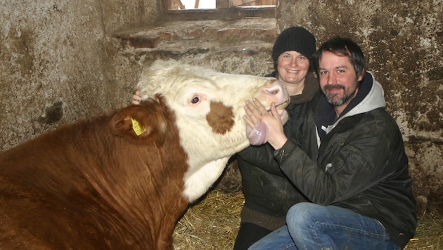 "'Marie' ist eine sehr gefühlvolle Kuh", beteuern Julia Samonig und Mario Wirtitsch. (Bild: Claudia Fischer)