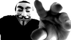 Das Erkennungszeichen des Hacker-Kollektivs Anonymous ist die Guy-Fawkes-Maske. (Bild: flickr.com/photos/tasteful_tn)