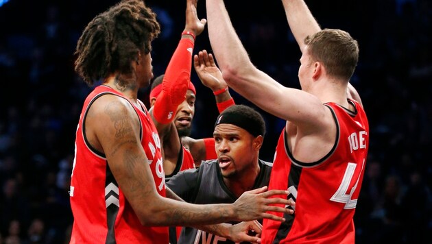 Kein Durchkommen gegen die Toronto Raptors um Jakob Pöltl (ganz rechts) (Bild: Associated Press)