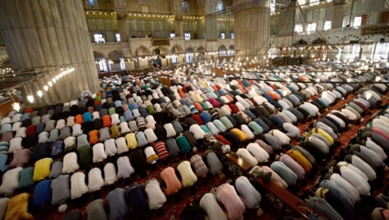 Muslime beten in der Blauen Moschee in Istanbul (Bild: AFP)