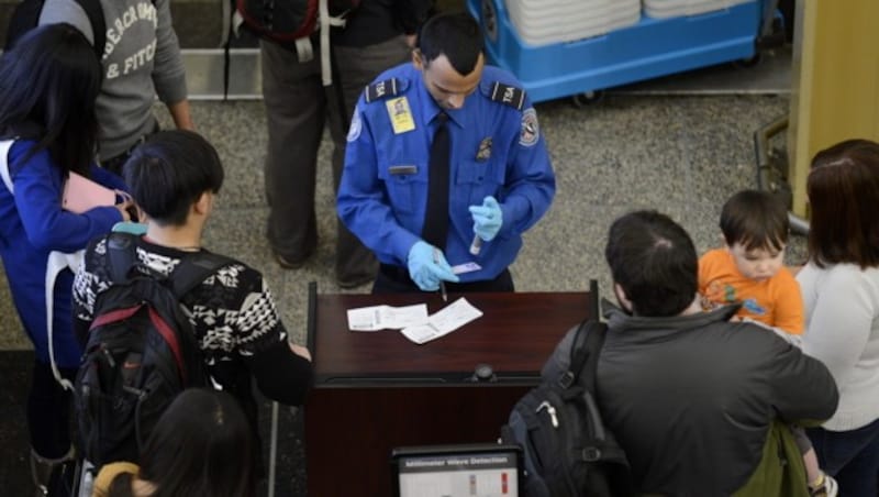 Kontrolle an einem US-Flughafen (Bild: MICHAEL REYNOLDS/EPA/picturedesk.com)