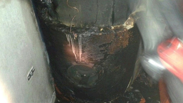 Diese Isolierung des Boilers fing bei Reparaturarbeiten Feuer. (Bild: FF Saalbach)