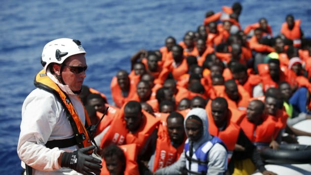 Vor Maltas Küste gerettete Flüchtlinge aus Libyen (Bild: APA/AFP/ITALIAN RED CROSS/YARA NARDI)