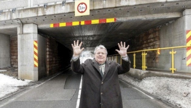 Richard Hemetsberger zeigt: Bis hierher zur Autobahn-Brücke kommen die Oberleitungen. (Bild: Markus Tschepp)