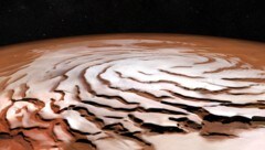 Die an einen Schokopudding erinnernde eisige Spirale am Mars-Nordpol (Bild: ESA/DLR/FU Berlin, NASA MGS MOLA Science Team)