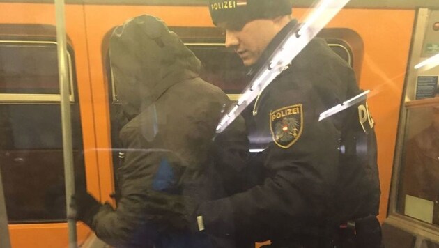 Polizeieinsatz wegen mehrerer betrunkener Männer in der Wiener U-Bahn. (Bild: krone.at-Leserreporter)