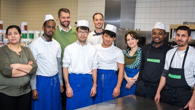 Die Teilnehmer des Küchenkurses mit Trainer Julian Reinisch (hinten re.) & Norbert Schöpf (WIFI). (Bild: WKT)