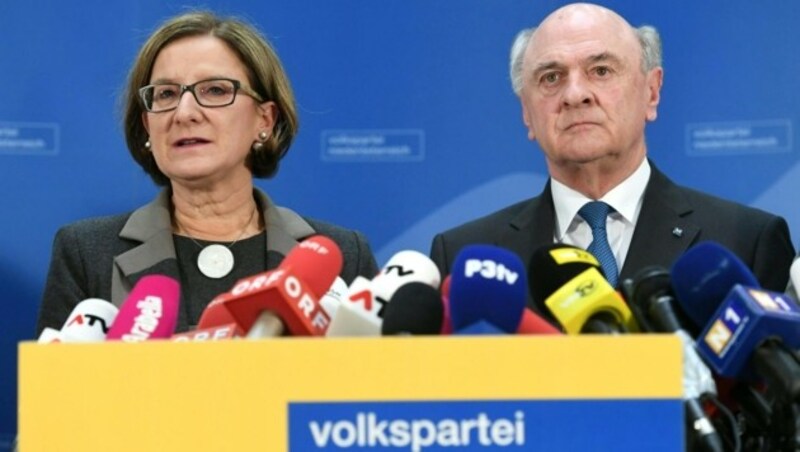 Mikl-Leitner und Pröll bei einer Pressekonferenz nach der Sitzung der ÖVP Niederösterreich. (Bild: APA/HELMUT FOHRINGER)