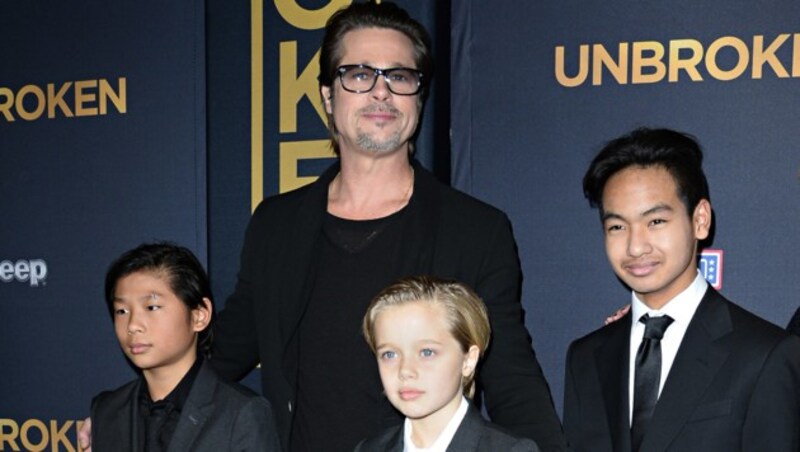 Brad Pitt mit seinen Söhnen Pax, Shiloh und Maddox (Bild: APA/AFP/ROBYN BECK)