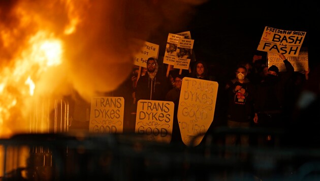 Sie haben den Auftritt eines rechten Bloggers verhindert: Demonstranten in Berkeley (Bild: ASSOCIATED PRESS)