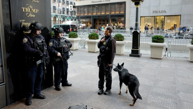 Großes Sicherheitsaufgebot rund um den Trump Tower in New York (Bild: AP (Archivbild))
