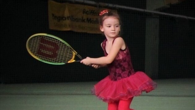 Sechs Jahre alt und schon ein Ass auf dem Tennisplatz: Isabella Zahmatkesh bei ihrer Leidenschaft. (Bild: Zahmatkesh)
