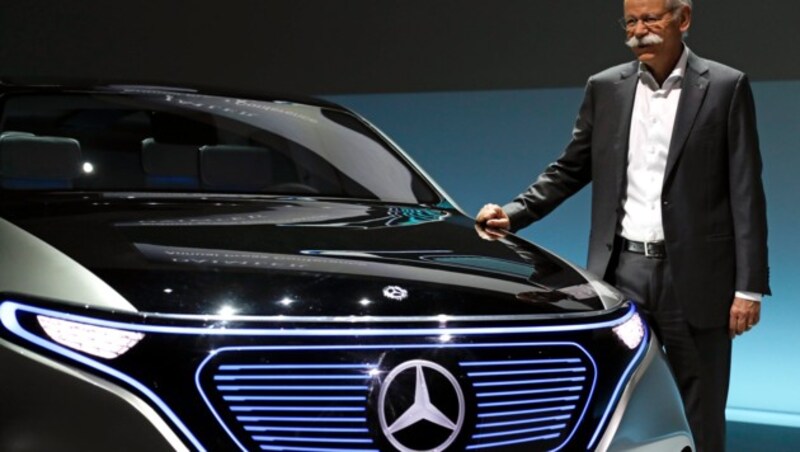 Daimler-Chef Zetsche neben der Konzeptstudie EQ (Bild: Associated Press)