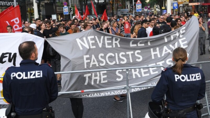 Eine Demonstration von Grünen Alternativen Studentinnen und der Antifa (Bild: APA/Roland Schlager)