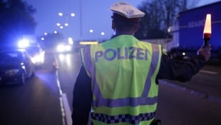 Wegen Missbrauchs der Amtsgewalt musste ein Polizist nun vor Gericht Platz nehmen (Symbolfoto). (Bild: APA/Georg Hochmuth (Symbolbild))