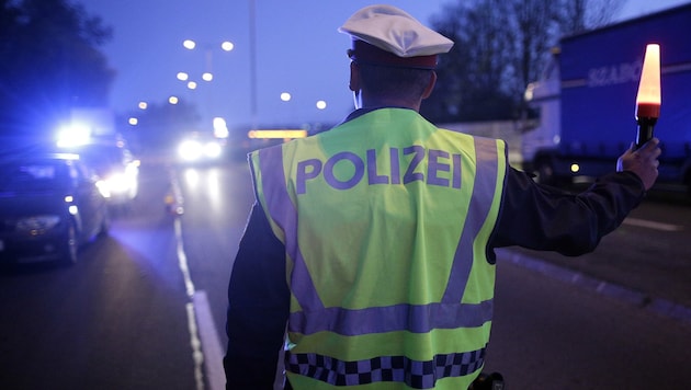 Bei ihrer Schwerpunktkontrolle erwischte die Polizei in Salzburg in der Nacht zu Sonntag einige Verkehrssünder (Bild: APA/Georg Hochmuth (Symbolbild))
