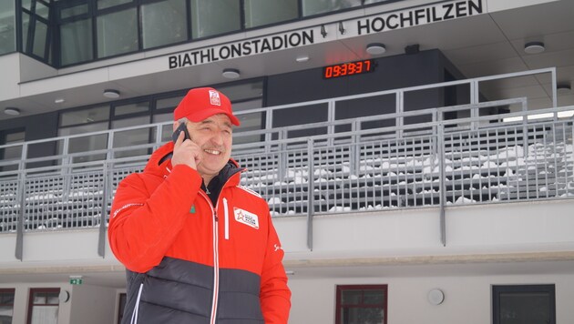 "Mr. Biathlon" Franz Berger telefoniert im Minutentakt und dirigiert seine "Heinzelmännchen". (Bild: Samuel Thurner)