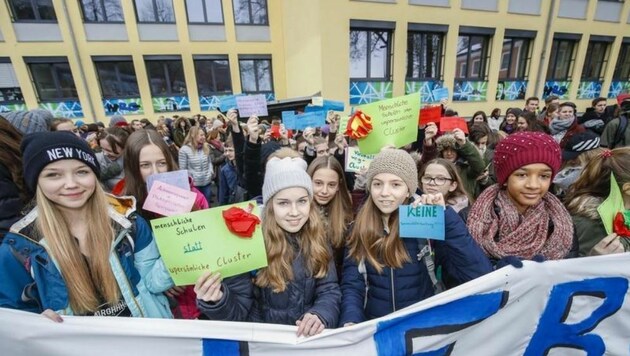 Früh übt sich, wer seine demokratischen Rechte verteidigen will: Hunderte Schüler demonstrierten! (Bild: Markus Tschepp)