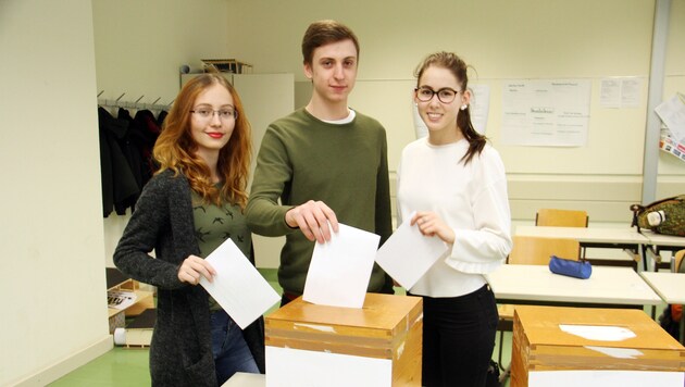 Schüler der Grazer Ortweinschule bei der "Testwahl" nach der Diskussion mit den Kandidaten. (Bild: Christian Jauschowetz)