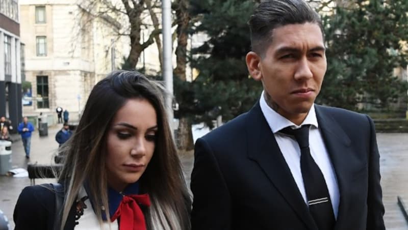 Roberto Firmino und seine Frau Larissa Pereira beim schweren Gang zum Gericht (Bild: AFP)