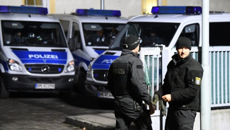 Polizisten vor einer Moschee in Hessen (Bild: APA/dpa/Boris Roessler)