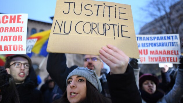 Diese Demonstranten fordern "Gerechtigkeit und nicht Korruption". (Bild: AFP)