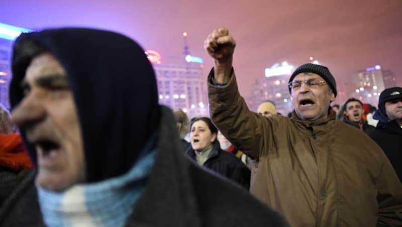 Wütende Demonstranten vor dem Regierungssitz in Bukarest (Bild: AFP)