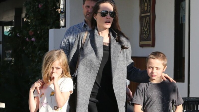 Angelina Jolie und die Zwillings-Kinder Vivienne und Knox in Malibu (Bild: Viennapeort)
