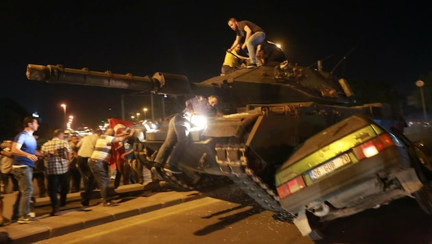 Zivilisten gegen Putschisten im vergangenen Sommer (Bild: AFP)