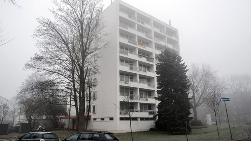 In diesem Haus im deutschen Neuss stürmte das SEK die Wohnung des mutmaßlichen Komplizen. (Bild: APA/dpa/Federico Gambarini)