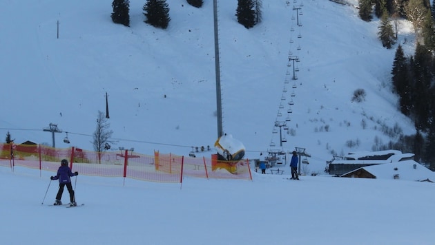 Das Bild zeigt, wie die Schneekanone im Skigebiet Söll optisch abgesichert ist (Bild: ZOOM.TIROL)