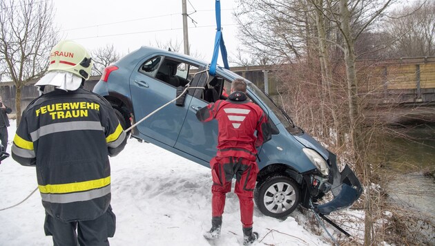 Feuerwehrtaucher sicherten den im Mühlbach versunkenen Wagen, dann wurde er geborgen. (Bild: Werner Kerschbaummayr)