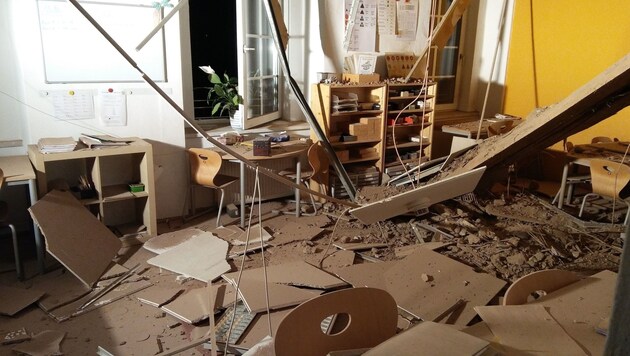 Mehrere Deckenteile waren in das leere Klassenzimmer gestürzt. (Bild: Berufsfeuerwehr Klagenfurt)