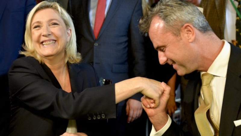 Marine Le Pen mit Norbert Hofer (Bild: APA/HERBERT NEUBAUER)