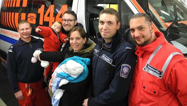 Gerhard H., Papa Gerhard mit der Tochter Karla, Mama Verena mit Theo, Harald O. und David B. (Bild: Berufsrettung Wien)