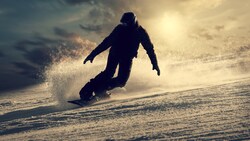 Die Polizei sucht nach einem unbekannten Snowboarder (Symbolbild). (Bild: thinkstockphotos.de)