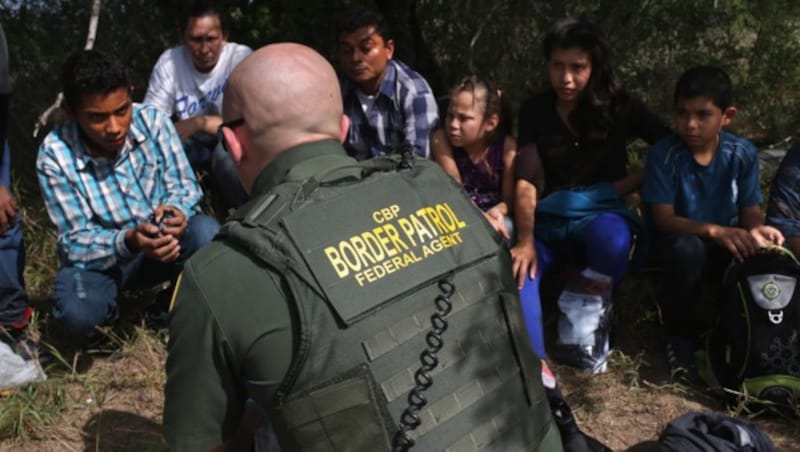 Aufgegriffene Einwanderer aus Zentralamerika (Bild: AFP/JOHN MOORE/GETTY IMAGES NORTH AMERICA)