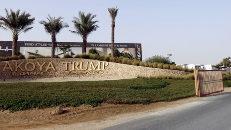 Die Einfahrt zu einer Trump-Luxuswohnsiedlung in den Vereinigten Arabischen Emiraten (Bild: AFP)