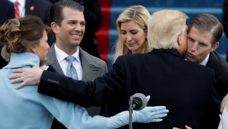 Trump küsst seinen Sohn Eric; mit im Bild auch Gattin Melania, Sohn Donald jr. und Tochter Ivanka (Bild: AFP)