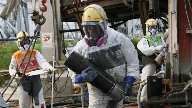 Arbeiter am Areal des havarierten AKW in Fukushima (Bild: APA/EPA/Kimimasa Mayama)