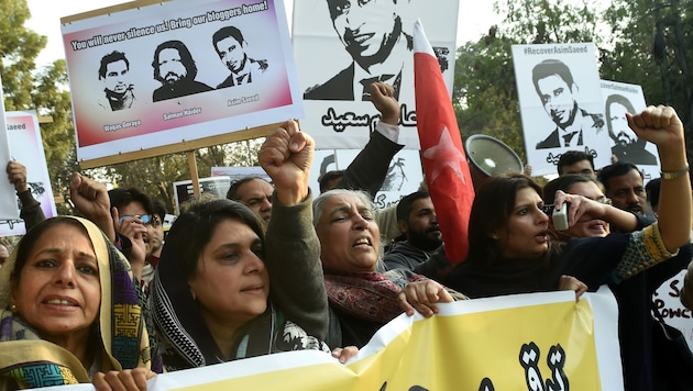 Pakistanische Aktivisten bei einem Protestmarsch nach der Entführung von fünf Bloggern. (Bild: AFP)