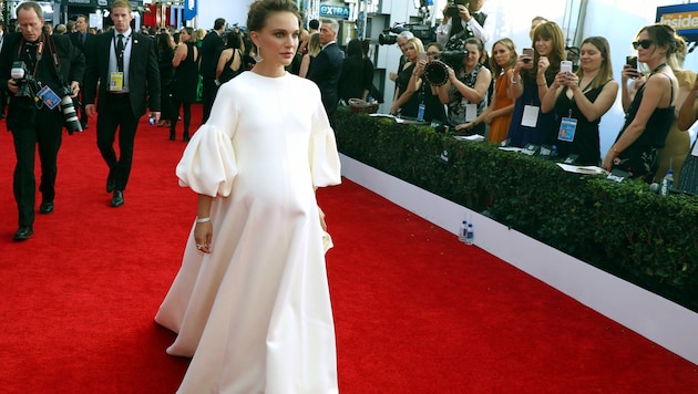 Natalie Portman trägt ein bequemes, weißes Dior-Kleid. (Bild: AP)