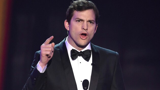 Ashton Kutcher bei seiner Rede bei den SAG-Awards (Bild: Chris Pizzello/Invision/AP)