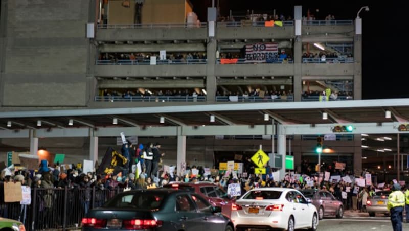 Tausende protestierten am New Yorker JFK-Flughafen gegen Trumps Einreisestopp. (Bild: ASSOCIATED PRESS)