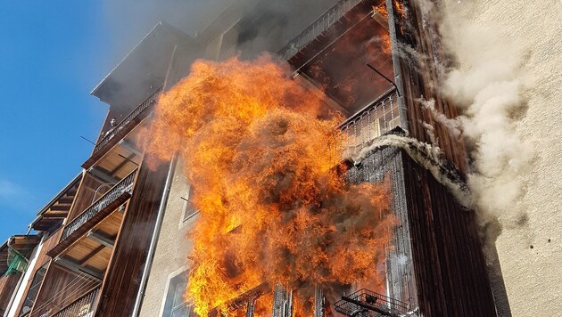 Das Feuer breitete sich rasend schnell im gesamten Haus aus. Im Stiegenhaus spielten sich Dramen ab. (Bild: zeitungsfoto.at/Liebl Daniel)