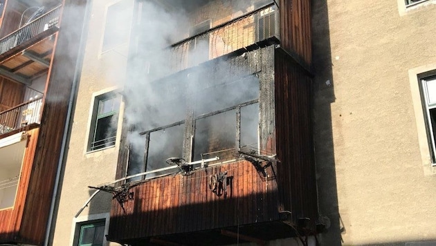 In diesem Gebäude in der Defreggerstraße brach heute ein Brand aus. (Bild: zeitungsfoto.at)