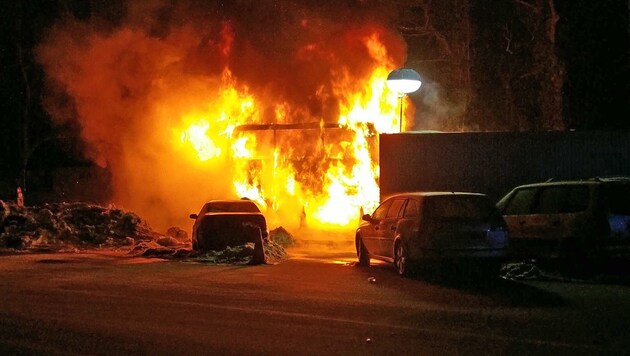 Der Reisebus ging vollständig in Flammen auf. (Bild: BRK BGL)