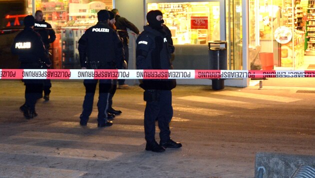 Polizei-Großeinsatz nach dem Überfall auf den Sparmarkt in Linz-Urfahr (Bild: Johann Haginger)
