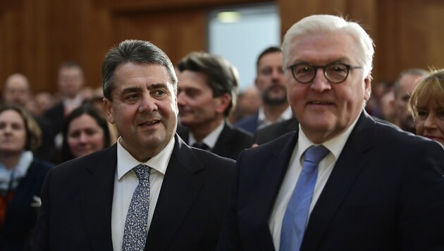 Vorgänger und Nachfolger im Außenamt: Frank-Walter Steinmeier und Sigmar Gabriel (Bild: AFP)